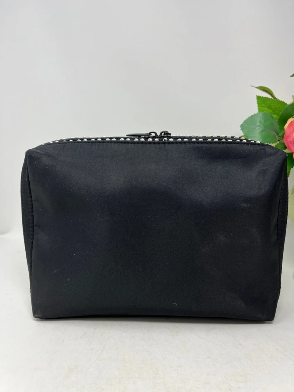 CHANEL PARFUMS ZIPPER COSMETIC POUCH BLACK WITH WHITE TRIM BONUS CRÈME SHOP EYE
